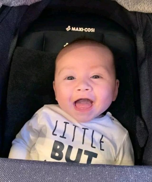 「马蕴雯」排球女神马蕴雯真幸福，与外国老公吃大餐，混血女儿很可爱