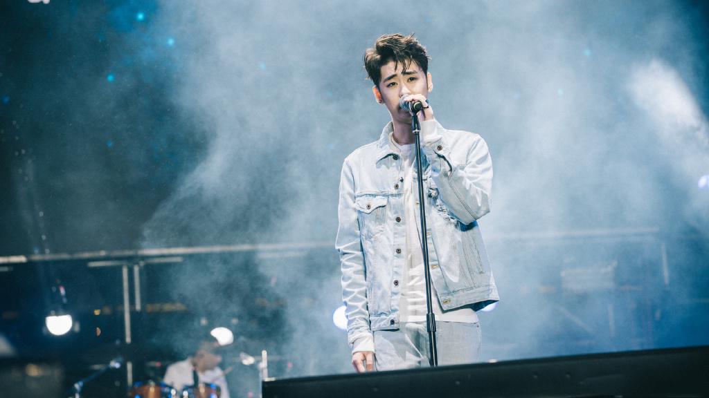 音乐节|德云社张云雷音乐节首秀,粉丝雨中给力应援,人气直逼流量小鲜肉