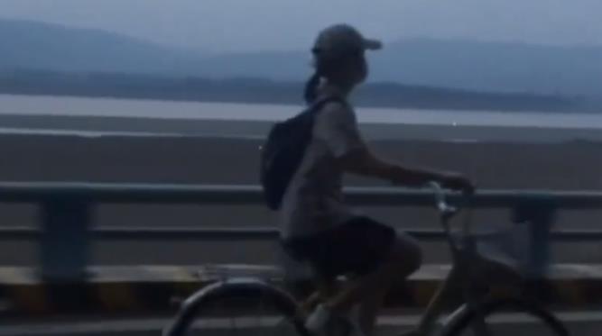 张子枫|张子枫高考结束后“放飞自我”！在公路上骑自行车开心到模糊，少年感太强了