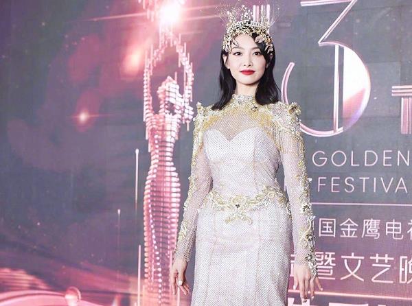 宋茜|著名时尚造型师评价宋茜，像一只飞不起来的金鸡，还亲自给她P图