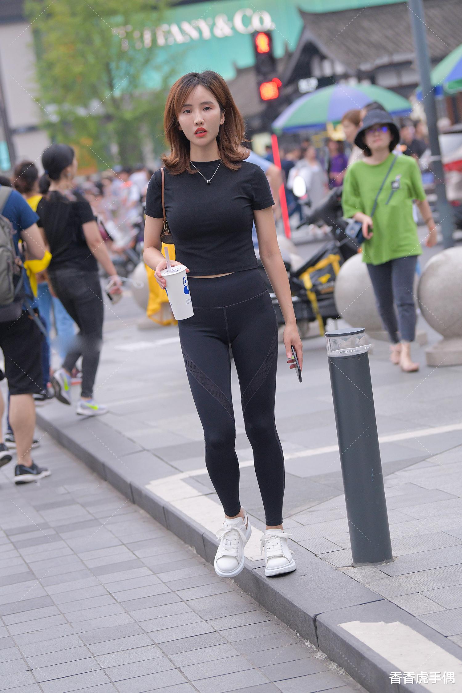 运动风|短发妹妹穿“运动风”出门清爽有气质,紧身裤彰显出众的“曲线”优势