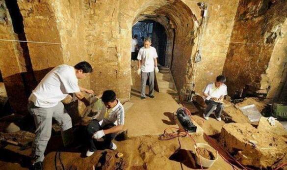 关羽|湖北关羽墓被挖开时,专家进入墓室后,古棺竟然用4根铁链悬挂着