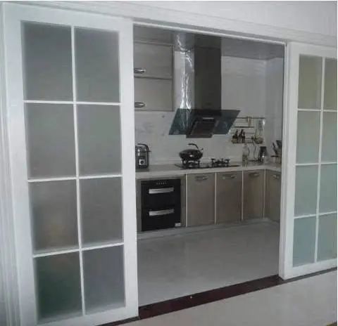 ：厨房装推拉门已经过时了，现在都流行这样装，真是太聪明了！