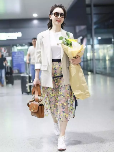 [陈数]42岁陈数真的越活越小，一身休闲少女装，“奶”的太不真实