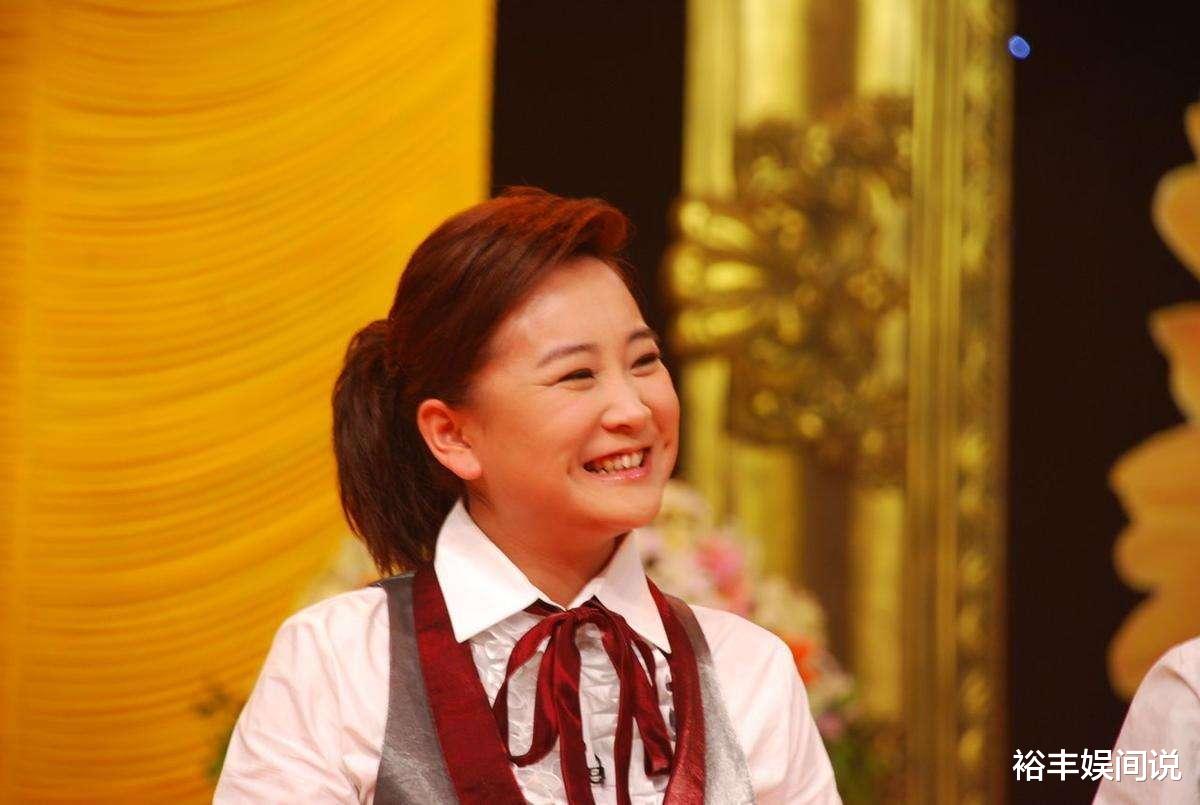 贾玲|贾玲又胖了！现身机场因太壮硕遭无视，走路风风火火却略显吃力