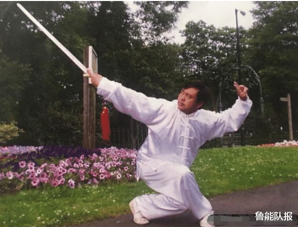 新疆男篮：登上热搜！太极大师30秒3次被KO，网友痛心中国武术尊严被践踏