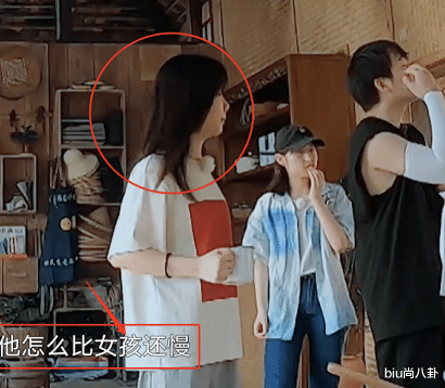 谭松韵@向往迎来最大牌男星，嘉宾等他补完妆才能录节目，粉丝都看不下去