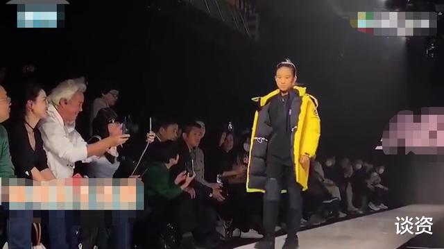 张庭|张庭女儿颜值多次被喷，首次走秀观众表情显冷漠 ?，老爸很骄傲