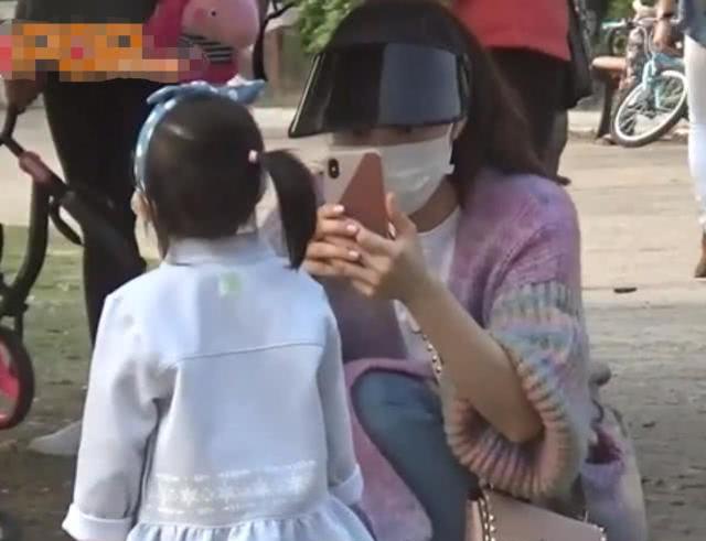 【熊黛林】熊黛林一家六口公园郊游，双方亲家母合体带孙女散步相处融洽