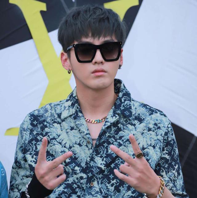 迪丽热巴|大牌看秀现场生图：热巴疲态尽显，虞书欣星味全无，欧阳娜娜脸肿