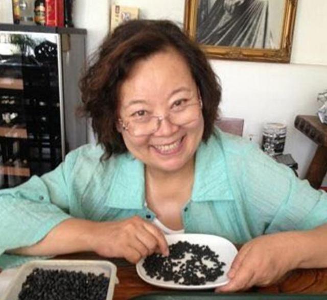 带你看看方青卓的家，当了几十年的老演员，却仍然住在农村平房