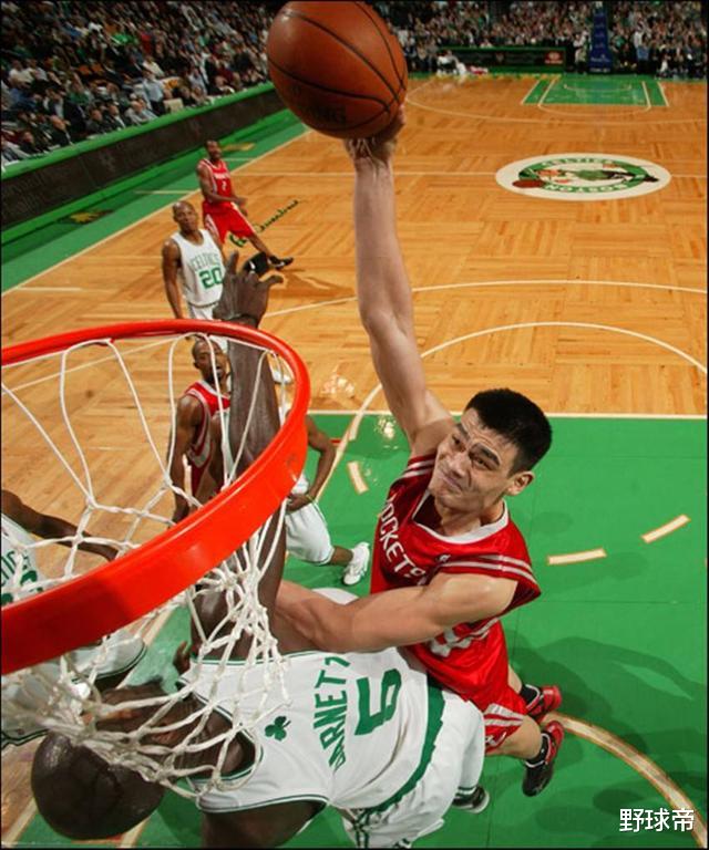 里皮▲周琦NBA总篮板数为22个，王治郅231个，而姚明和易建联是这数据