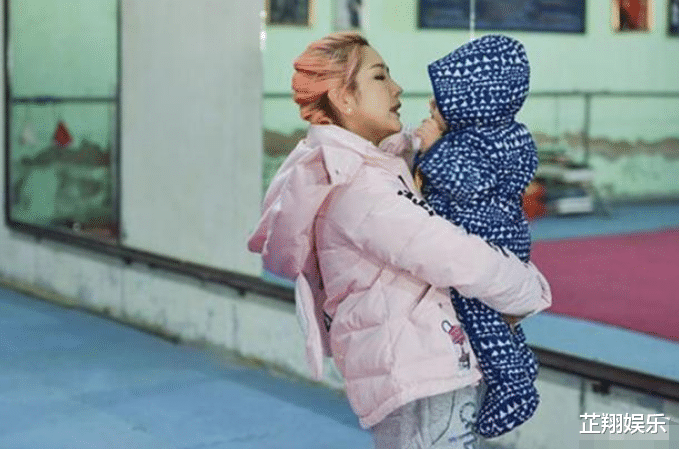 『王牌』何洁直播哭诉已经三个月没工作了，四个孩子养不起，网友：自己作死