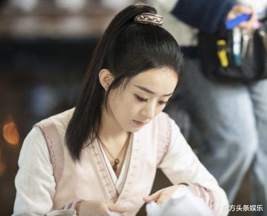 「赵丽颖」与周洁琼不和实锤？赵丽颖片场与其互不理睬，二人身材对比太惨烈