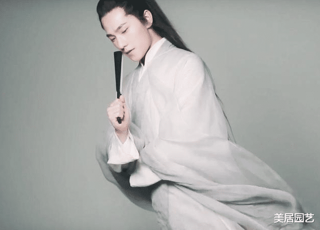 【杨洋】都说杨洋的夜华是被造型坑了,看到白衣定妆照,这才是天族太子!