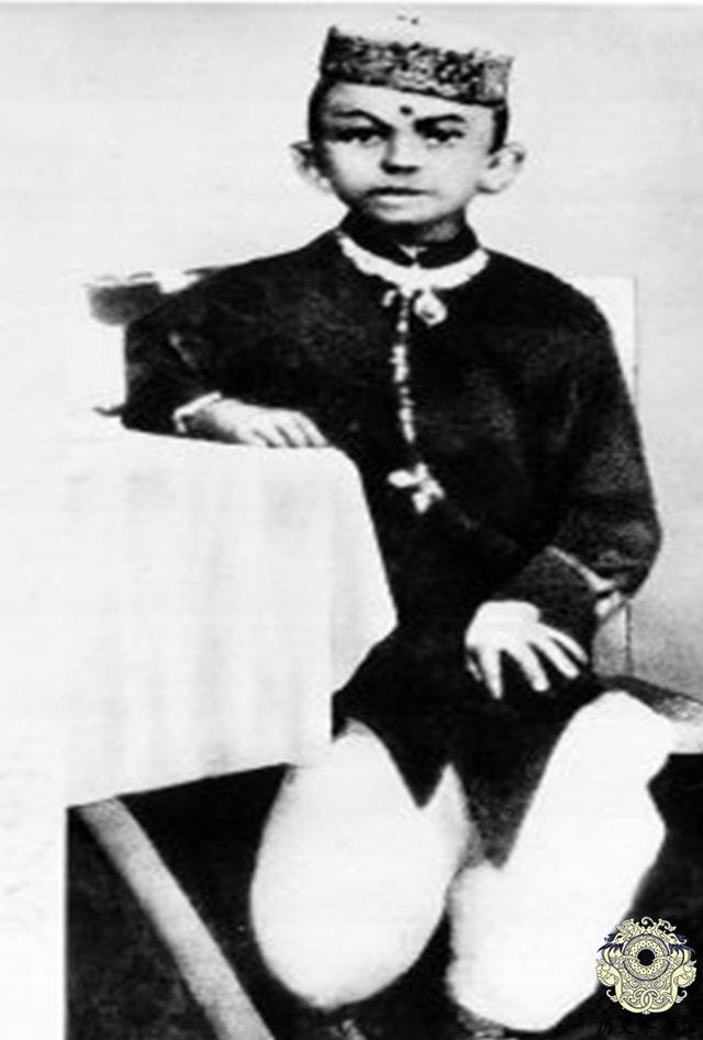 [甘地传]“圣雄甘地”罕见老照片：与少女同浴同睡，死后其骨灰遭信众疯抢