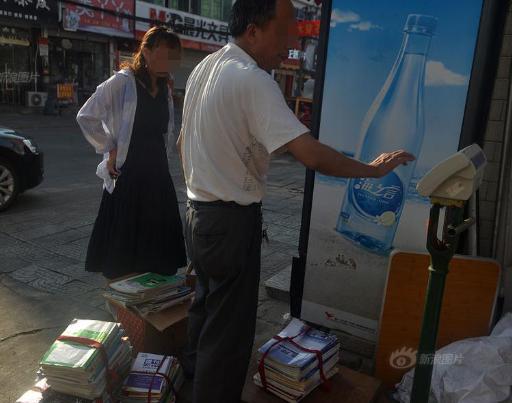 「湖北」湖北女子将3个孩子高考准考证卖废品，考生急得大哭，妈妈淡定称：补一张呗