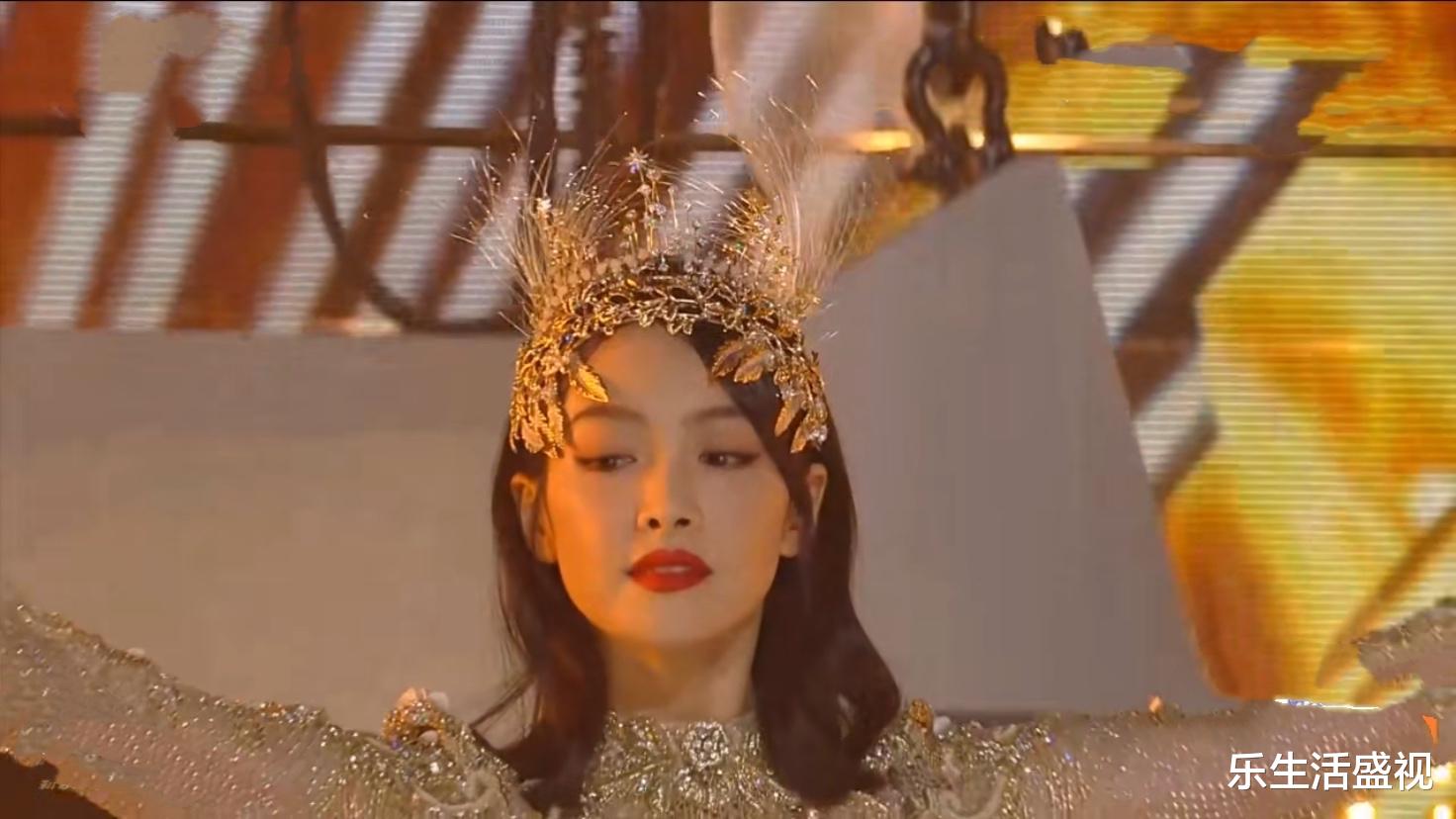 宋茜|金鹰女神宋茜从天而降，头戴皇冠端庄典雅，妆容败在了晚会灯光上