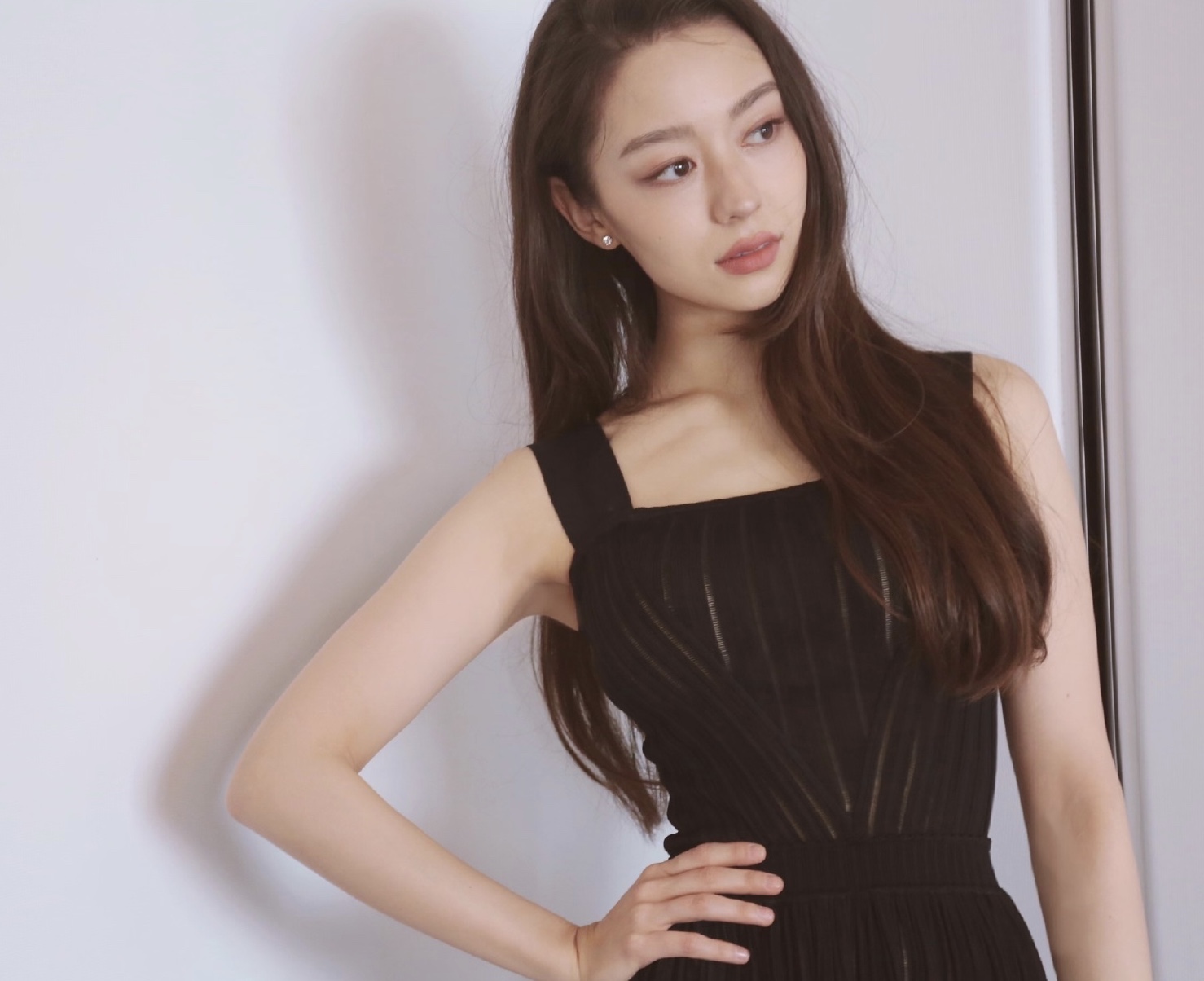 【吉娜·爱丽丝】吉娜郎朗最新大片释出!男穿西装女穿吊带礼服裙,越来越有夫妻相