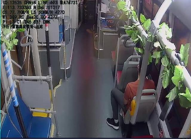 ：最温暖的光！男孩在公交晚班车上赶作业，车长打开所有灯为其照亮