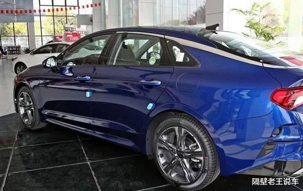 「起亚K5」当年卖20万都排队等车，现仅13万却没人要！网友：关键新款实在太漂亮！