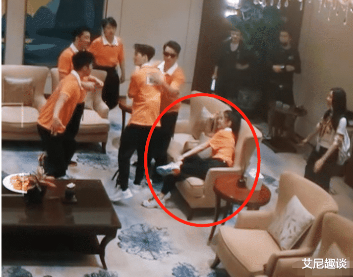 奔跑吧兄弟|跑男8李沁baby坐在椅子上,细看二人坐姿,已婚跟未婚差别太显然