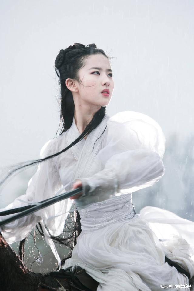 肖战|肖战、刘亦菲翻拍《白娘子》电影，小青竟是她，粉丝都看笑了