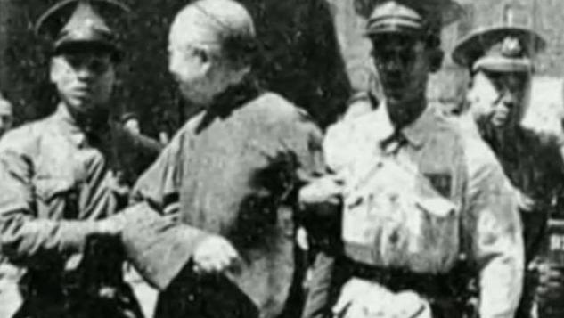 『双枪老太婆』双枪老太婆”抗日屡建奇功,解放后为何被枪毙?只怪做错一件事