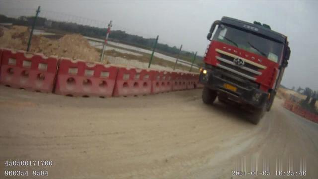 生活报 可怕！穿着拖鞋驾驶大型“马路杀手”任性上路……