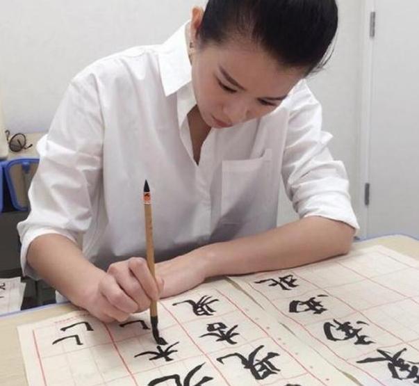 『』晒晒胡杏儿现实中的家，家里还用不锈钢盘装菜，有点太接地气了