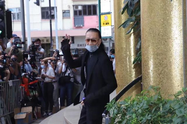 霍启刚|郭晶晶现身赌王灵堂！低头依偎着霍启刚，谢贤挥手耍帅像是走红毯