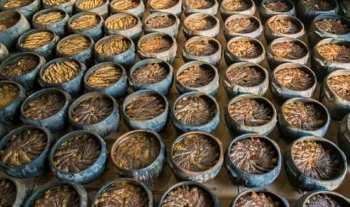 ##巷子深处20多口锅排成排，路人好奇围观，我走近一看直接买了5锅