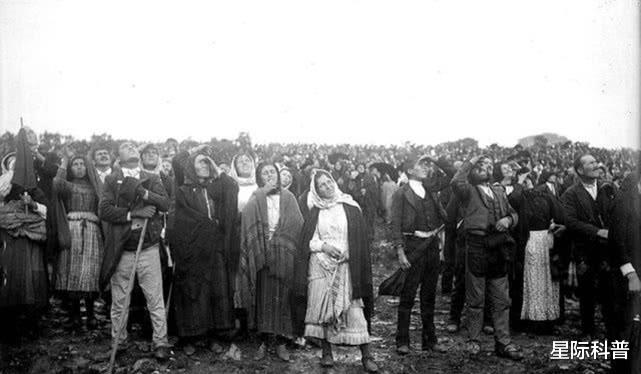 『UFO』最无法解释的UFO事件,七万人同时目击,闪着光的女人从天而降