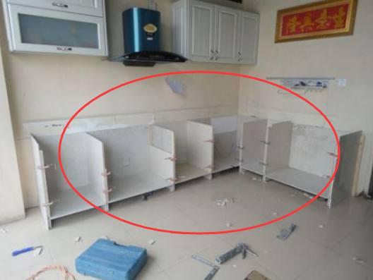 「」工人这样安装橱柜太聪明了，只是多做一个步骤，耐用几十年没问题