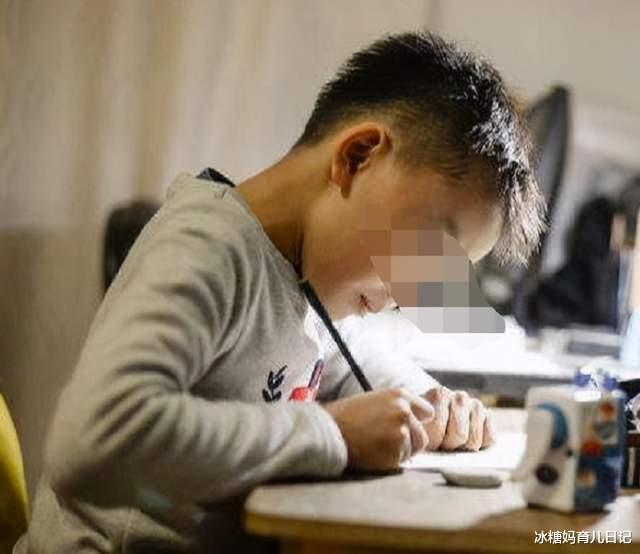 数学|买一根棒棒糖2元，4根要付多少元，小学生答8元被判0分