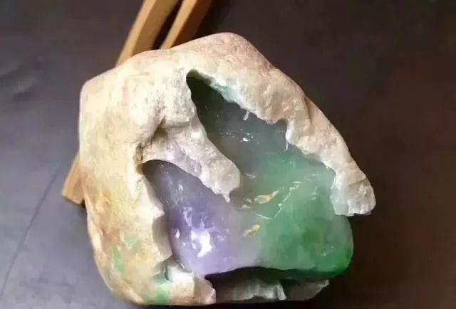 「翡翠」罕见！翡翠原石开出春带彩，天然的艺术品，价值翻倍！