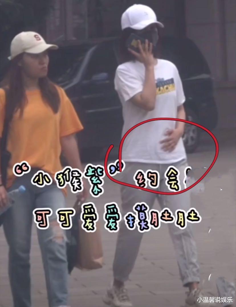 [杨紫]杨紫收工“肚子疼”捂着离开，穿运动装胖了一圈，忍着疼痛和好友约会