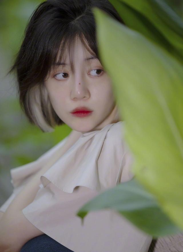 李溪芮|31岁李溪芮参加冷门综艺，坐实腿精称号，挂耳染发型引领时尚潮流