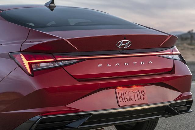 「现代伊兰特」重回颜值巅峰！全新伊兰特帅的掉渣，尺寸超朗逸，忘了菲斯塔