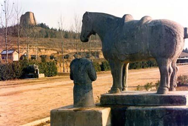 『武则天』武则天墓前有61个无头石人，千百年来无人能解，却被两位农民解开