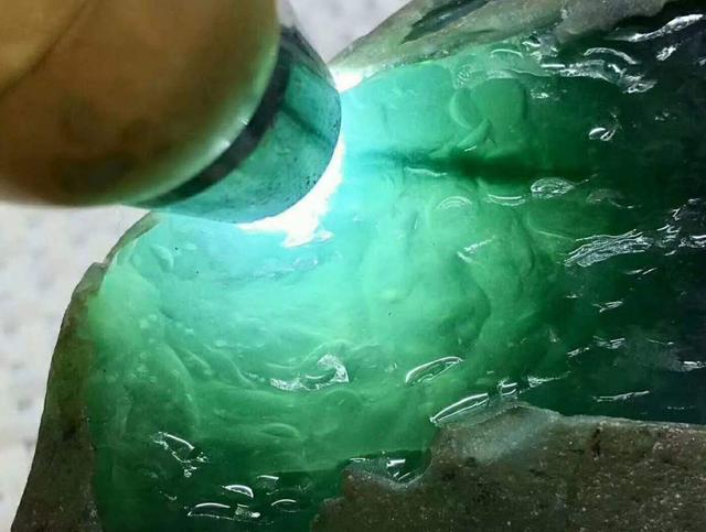 翡翠▲看翡翠怎么用手电筒，判断翡翠的品质和如何的检查瑕疵