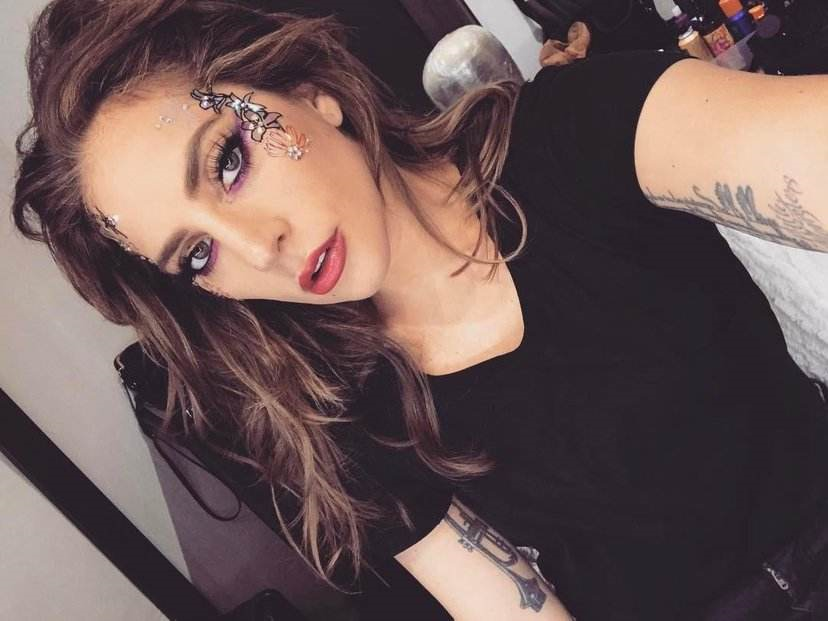 Lady Gaga:Lady Gaga变身宅女在家隔离6天,玩游戏打纸牌,还与男友甜蜜放闪