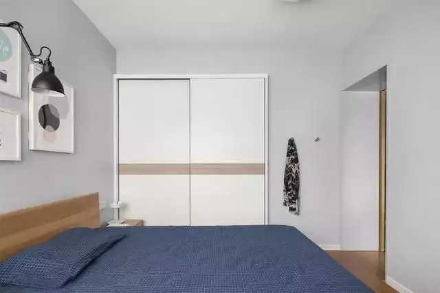 【】越来越多人不买成品衣柜了,现在衣柜流行这样装,不吃灰也不占地