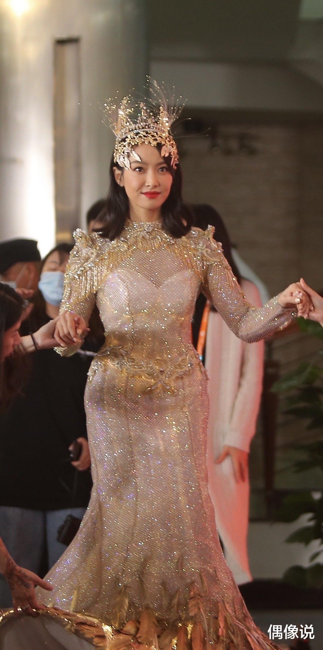 宋茜|宋茜金鹰节后台排场大，两位助理搀扶！得知原因，佩服她的忍耐力