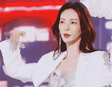 万茜▲乘风破浪的姐姐主题曲舞台曝光，万茜站C位，众人白色女团装太美