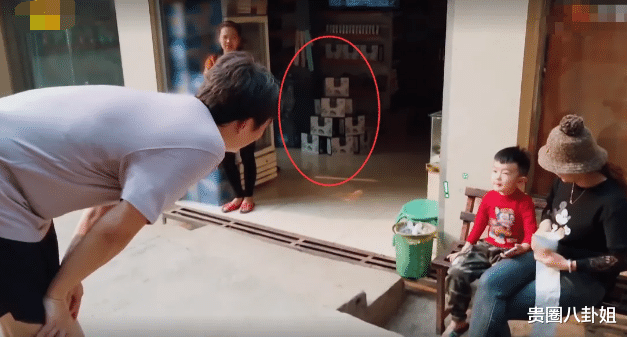 『黄磊』黄磊跑步路过小卖部，节目组为了广告植入，让他跪着跟小朋友聊天