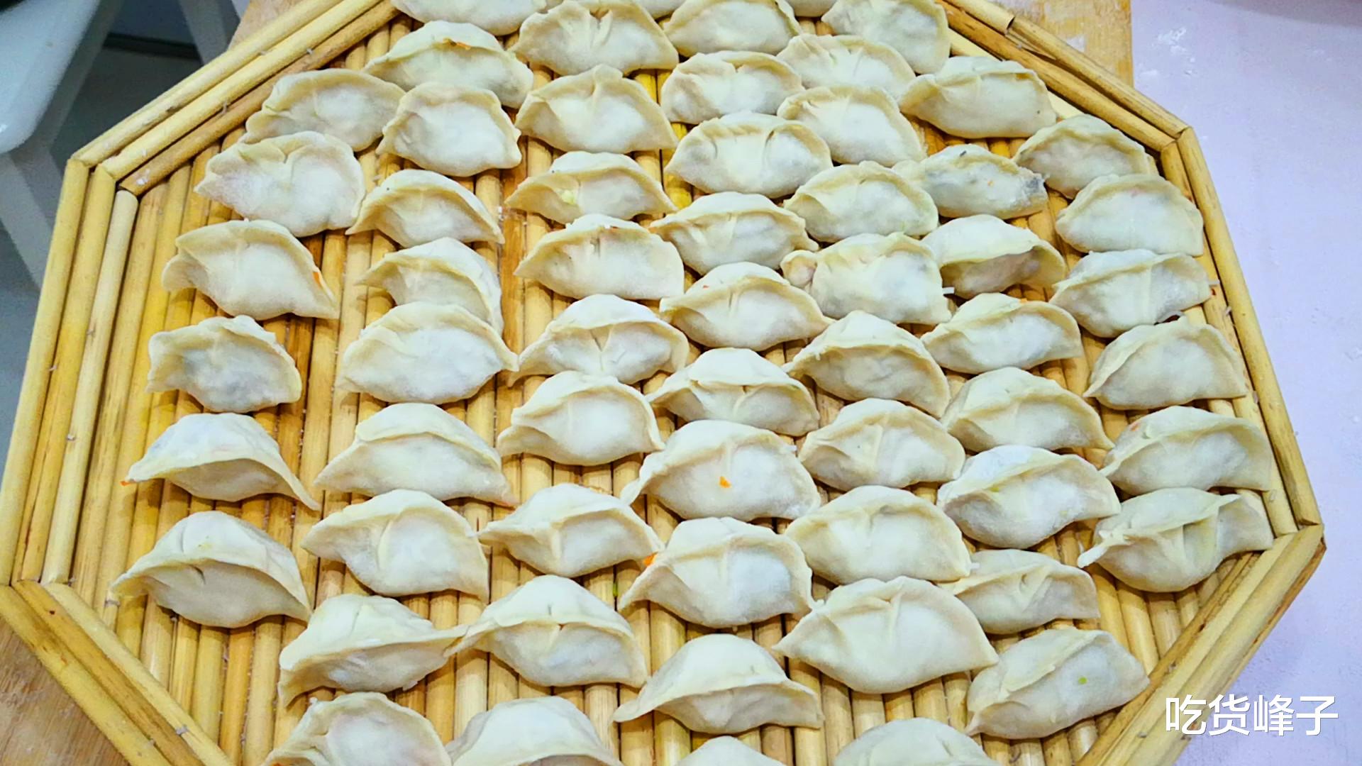 『饺子』入夏后，韭菜荠菜靠边站，用它包饺子才更鲜，夏天正当季，要多吃