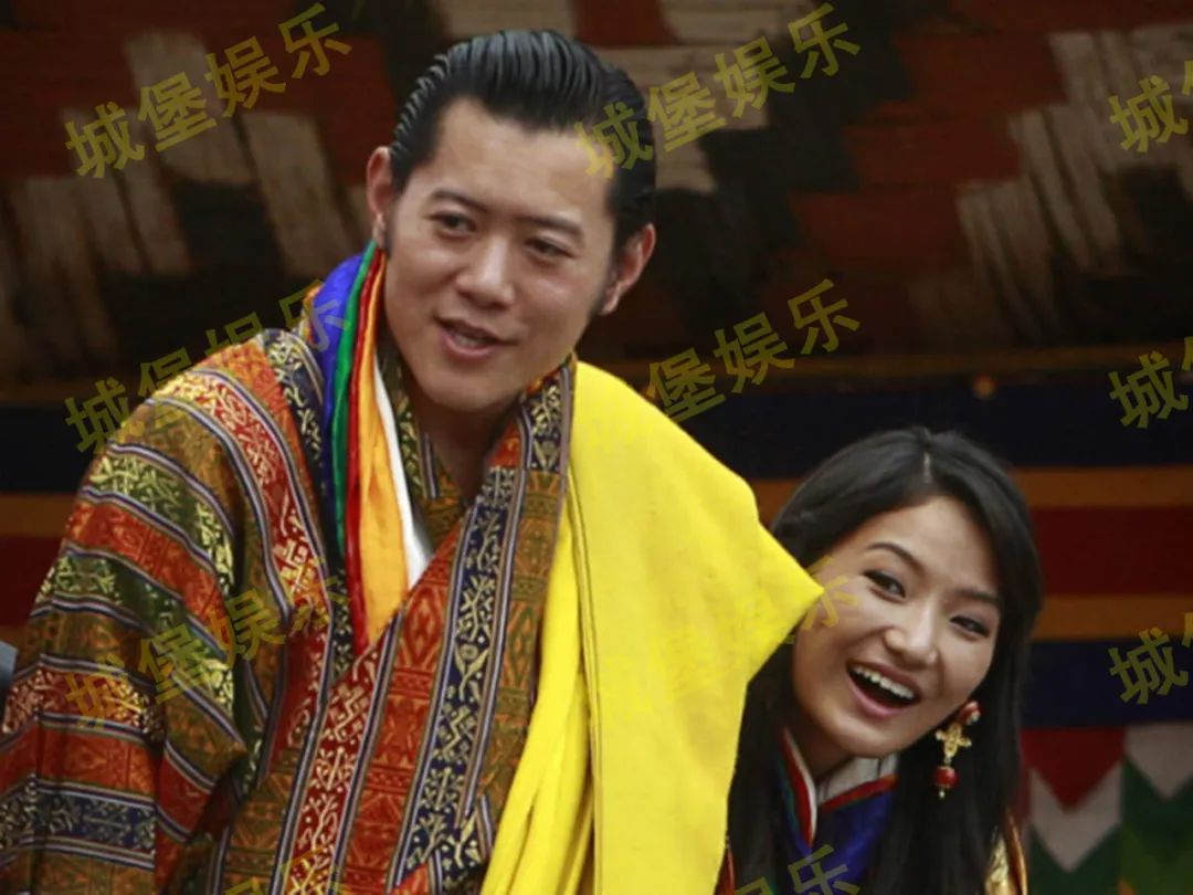不丹王後靠著丈夫好靦腆，一顰一笑盡是深情，國王熱情卻已然冷卻-圖6