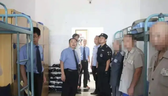 比亚迪|演电影呢？黑老大坐监手机遥控贩毒还猎艳