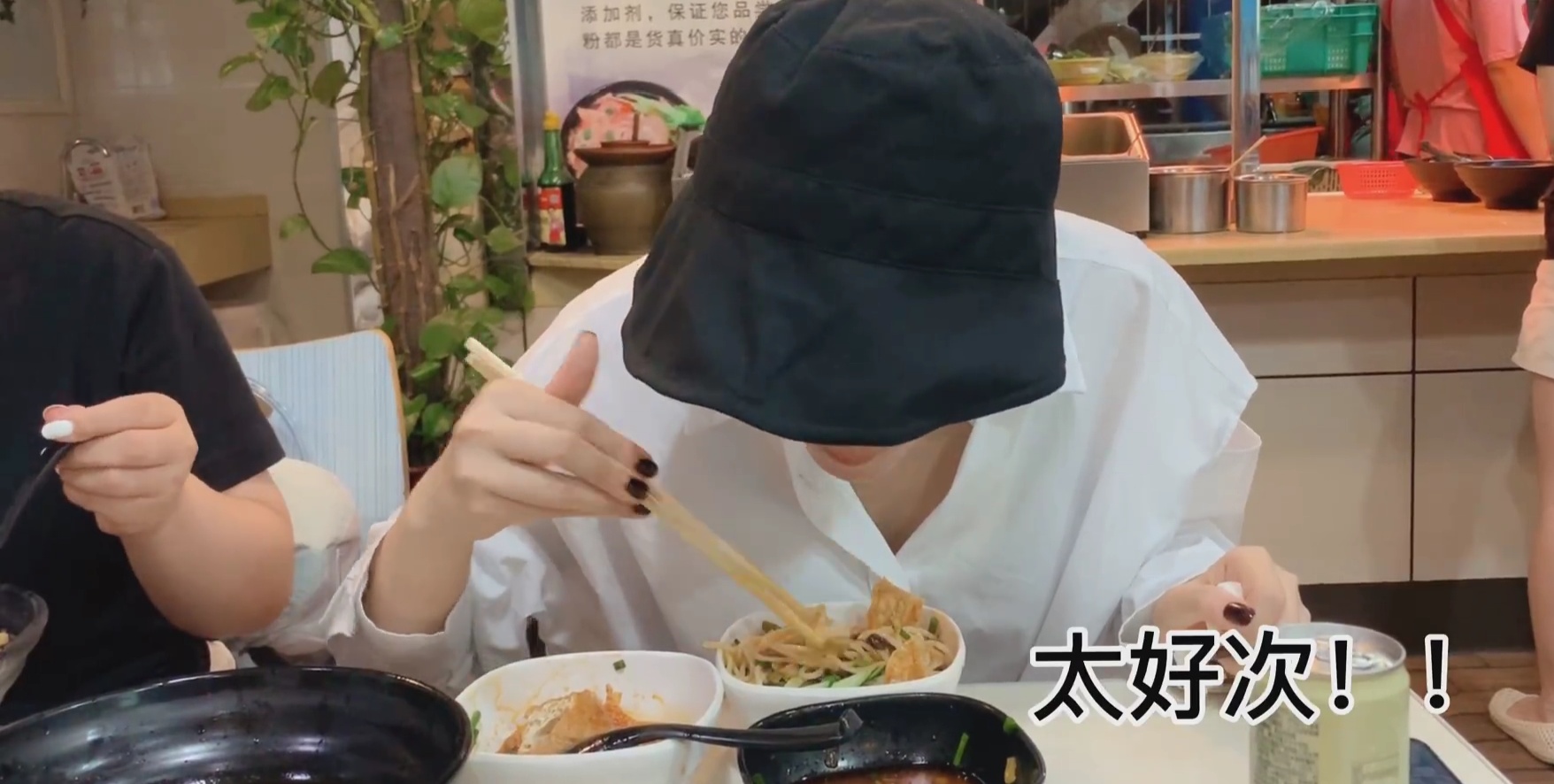 张馨予|张馨予深夜发文：睡前和经纪人说晚安。看到聊天记录，何捷看后恐怕要心疼了
